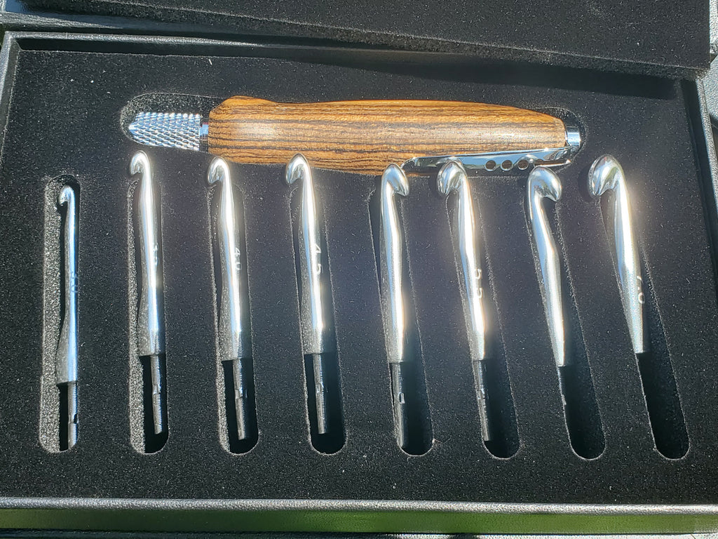 Crochet Hook and Handle Set-Screw on 9 Piece Set