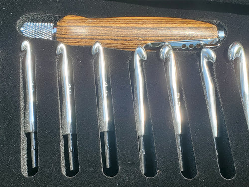 Crochet Hook and Handle Set-Screw on 9 Piece Set
